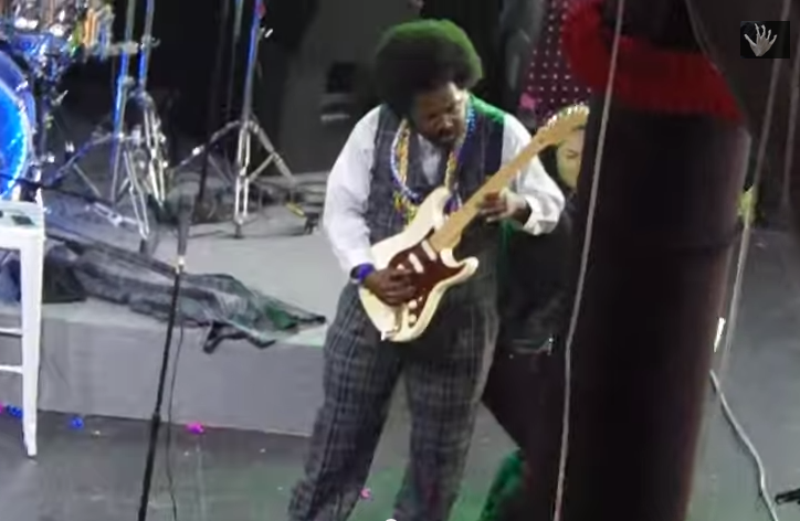 Rapper dá socaço em mulher que subiu ao palco e acaba preso. Veja