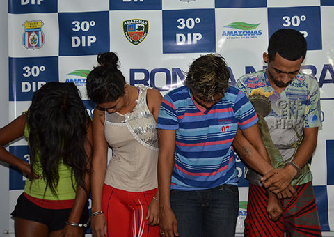 Quatro pessoas são presas e um adolescente apreendido por envolvimento com tráfico de drogas na Zona Leste