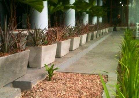 Agência bancária ornamento calçada e se livra de mendigos