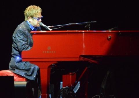 Elton John divulga trailer do novo álbum