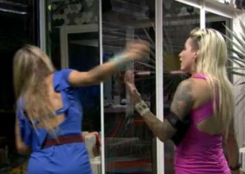 Clara e Vanessa fazem barraco em festa mas selam a paz com um beijo