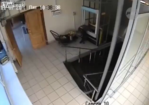 Cenas de agonia: Elevador carga prende cabeça de garçonete