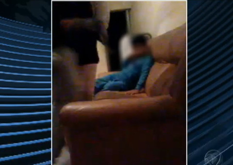 Câmera escondida flagra babá agredindo criança de três anos