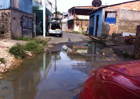 Água tratada é desperdiçada na rua das Cacimbas