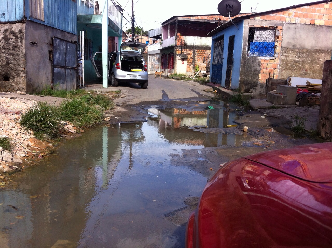 Água tratada é desperdiçada na rua das Cacimbas