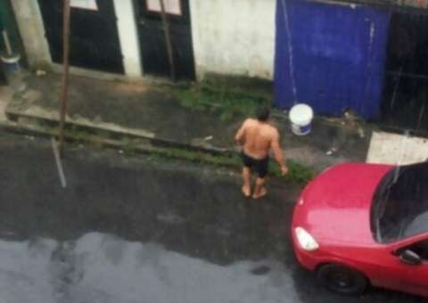 Água da chuva é aproveitada por moradores