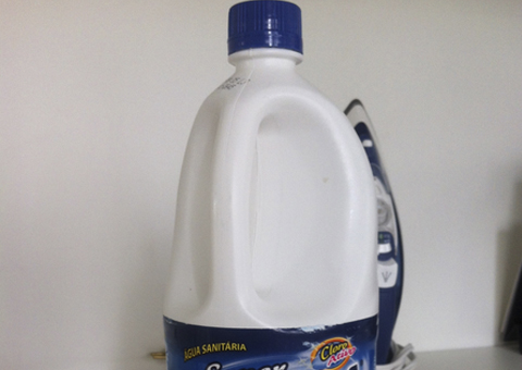 Adolescente é envenenada pelo ex-namorado com água sanitária