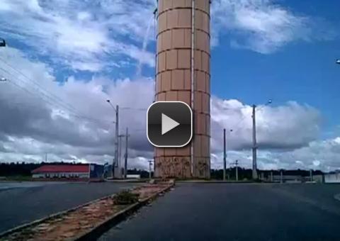 Concessionária finge que não vê e água é jogada fora na Zona Norte