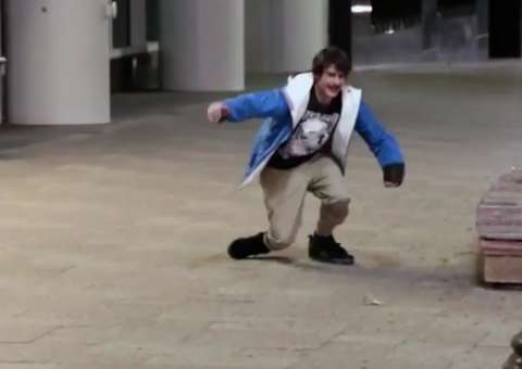 Coloque 20 reais em uma linha de pesca e veja a reação das pessoas ao achar que acharam dinheiro