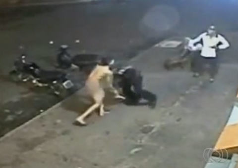 Com ciúmes da mãe, jovem nu fura namorado com tesoura. Veja vídeo