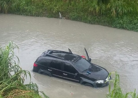 Carro cai em igarapé com pais e crianças, motorista foge após colisão