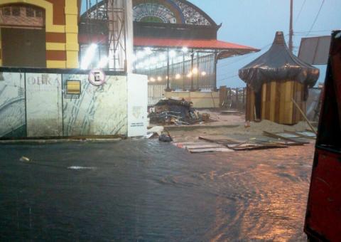 Chuva alaga, provoca engarrafamentos e parte da cidade fica sem energia