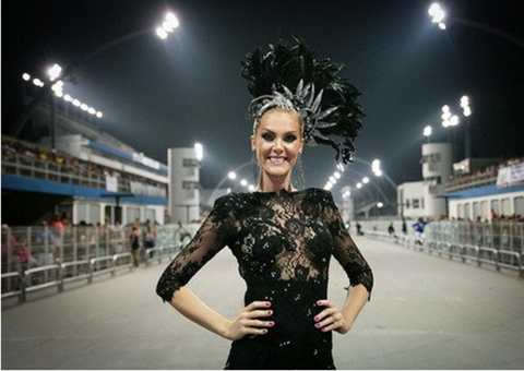 Para evitar queda, Ana Hickmann vai usar três sandálias durante desfile