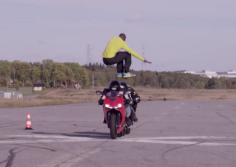 Homem salta sobre motos a 110 km/h. Veja