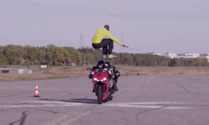 Homem salta sobre motos a 110 km/h. Veja