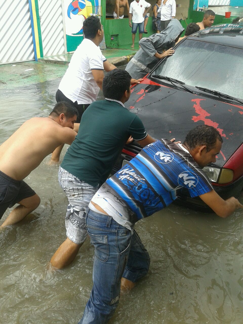 Chuva provoca alagamento e transtornos em vários pontos da cidade
