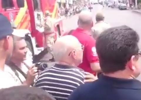  Empresário fica desesperado com a destruição de padaria. Veja vídeo.