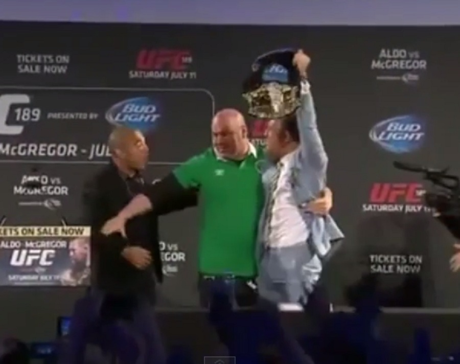 Conor McGregor rouba cinturão de José Aldo antes do UFC