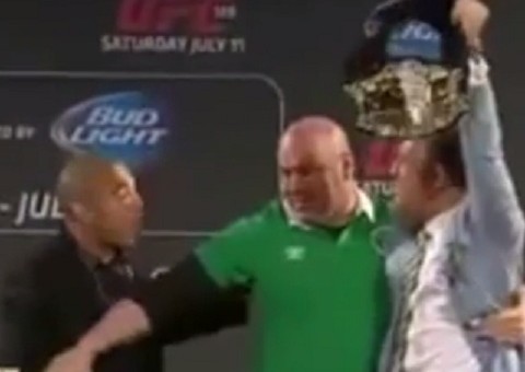 Conor McGregor rouba cinturão de José Aldo antes do UFC