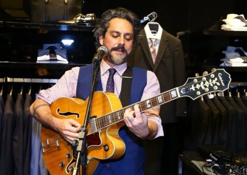  Alexandre Nero solta a voz em show e é tietado por namorada