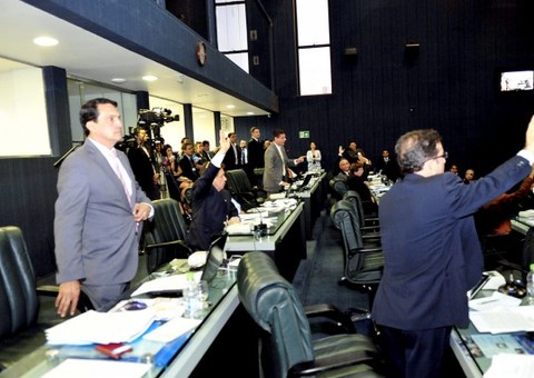 Deputados se apressam e reajustam o próprio salário