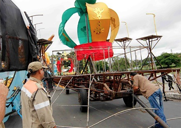 Crea inspeciona alegorias do Carnaval de Manaus