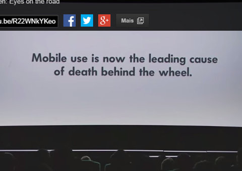 Simples comercial alerta as pessoa sobre atender celular no trânsito