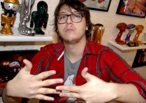 Filho de Chorão relembra gestos do pai e se emociona em evento