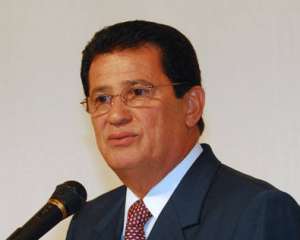 Alfredo tenta resgatar imagem em programa eleitoral do PR