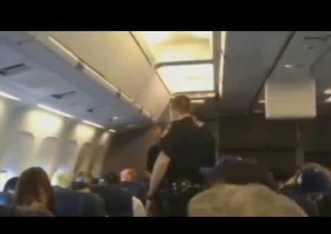 Mulher é expulsa de avião por não parar de cantar 