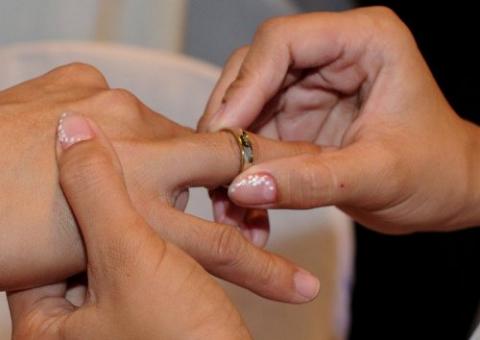 Estudo indica que homens namoram as belas, mas se casam com as feias