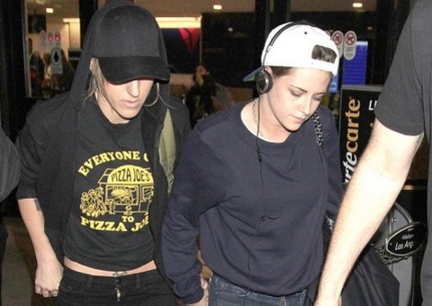 Estrela de Crepúsculo, Kristen Stewart surge de mãos dadas com nova namorada