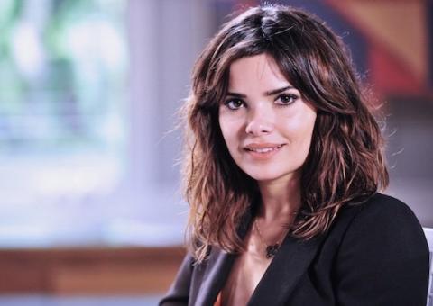 Aline diz para César que está grávida