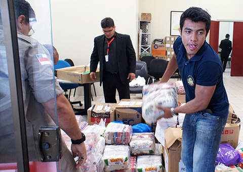 TCE doa alimentos e roupas a ribeirinhos do AM