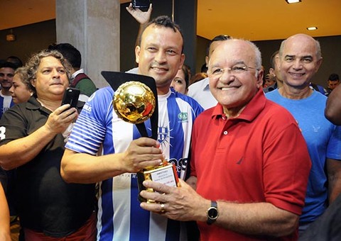 José Melo e Fabrício Lima entregam 20 mil kg de alimentos