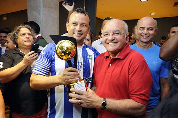 José Melo e Fabrício Lima entregam 20 mil kg de alimentos