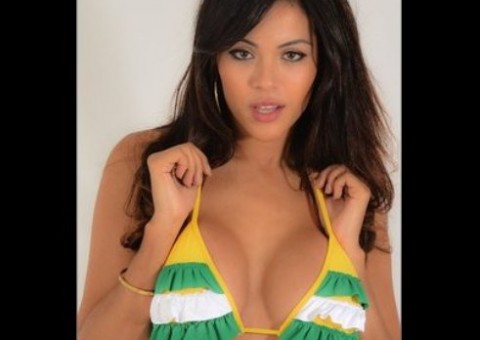 Aline Bernardes posa sensual em clima de Copa do Mundo