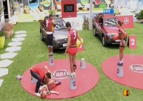 Aline desmaia durante a prova de resistência 