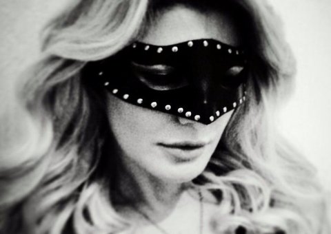 Antonia Fontenelle posa sensual de sadomasoquista