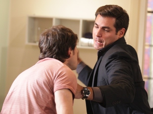 Thiago Lacerda se irrita com Sergio Guizé em "Alto Astral"