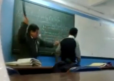Professor é flagrado surrando um aluno em sala de aula 