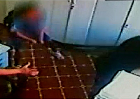 Aluno surta e agride diretora com barra de ferro. Veja