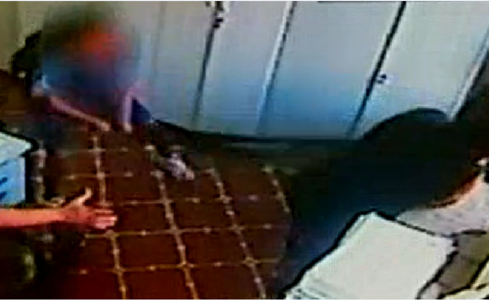 Aluno surta e agride diretora com barra de ferro. Veja