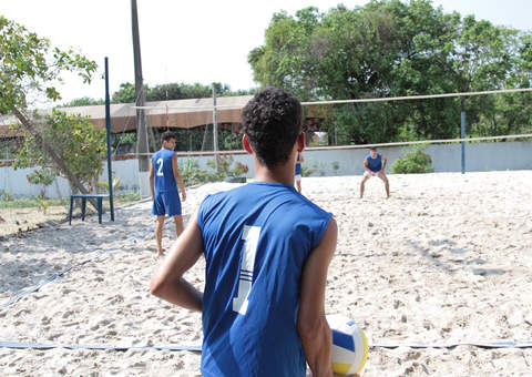 Estudantes fazem competições de vôlei de praia e queimada