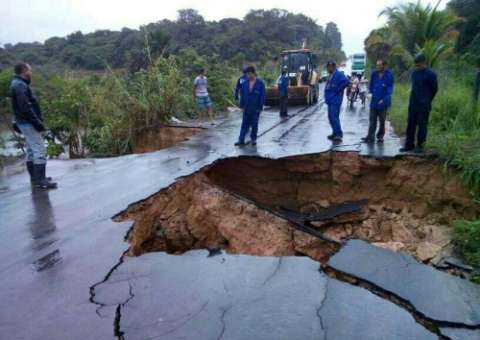 Desabamento interdita Manaus-Itacoatiara no quilômetro 16