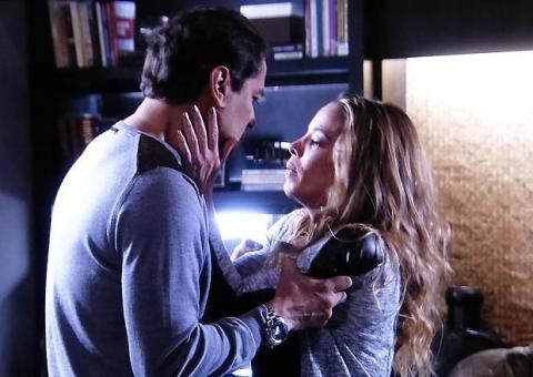 Amarilys pira ao saber que Eron e Niko adotaram um menino