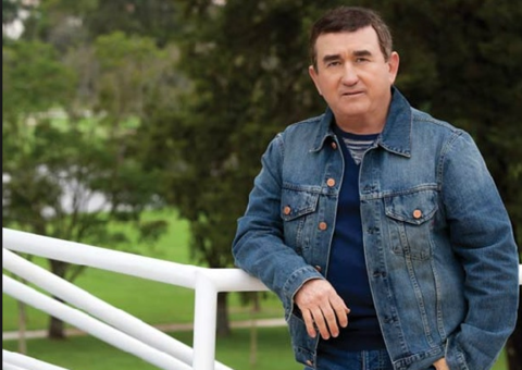 Amado Batista fica ferido após ser atingindo por pedra em show