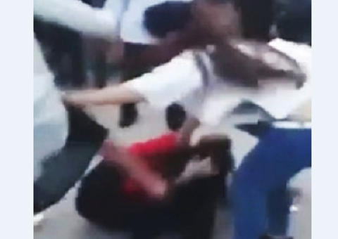 Amante é atacada por amigas de esposa traída e fica sem calcinha no meio da rua