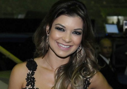 Apresentadora fica no prego após BMW ficar sem gasolina