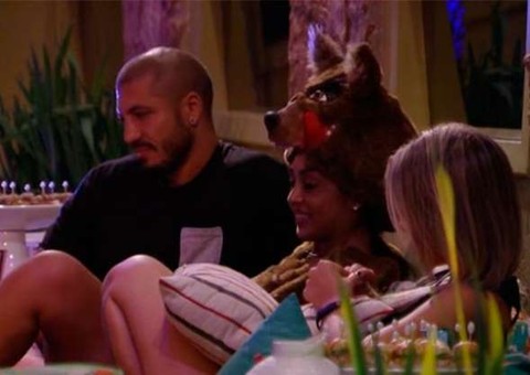 “BBB 15”: Fernando percebe mal cheiro e diz para amanda "tomar um banhozinho "
